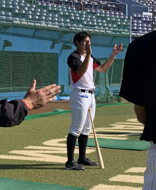 秋季練習を打ち上げ、手締めの音頭を取ったロッテ安田