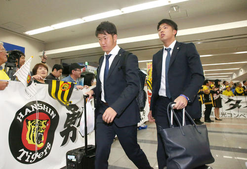 高知龍馬空港に到着し歓迎を受ける岩貞（左）と才木（撮影・上山淳一）