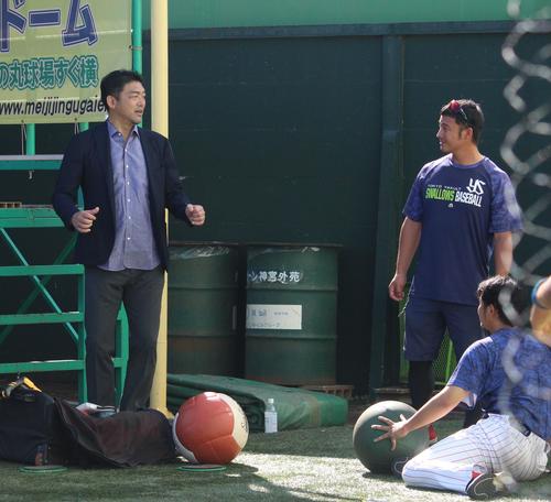秋季練習を訪れ、トレーナーや選手と話すヤクルトの来季1軍投手コーチに就任した斎藤氏（左端）（撮影・保坂恭子）