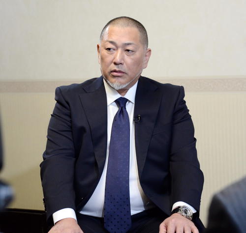 記者の質問に考え込む清原氏