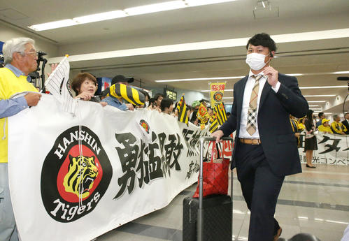 高知龍馬空港に到着した高山（撮影・上山淳一）