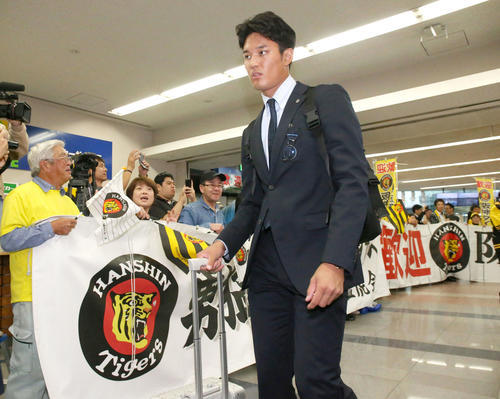 高知龍馬空港に到着した藤浪（撮影・上山淳一）