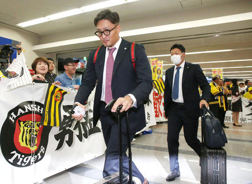 高知龍馬空港に到着し歓迎を受ける、手前左から青柳、木浪、熊谷（撮影・上山淳一）