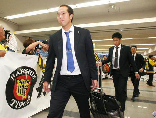 高知龍馬空港に到着し歓迎を受ける、手前左から青柳、木浪、熊谷（撮影・上山淳一）