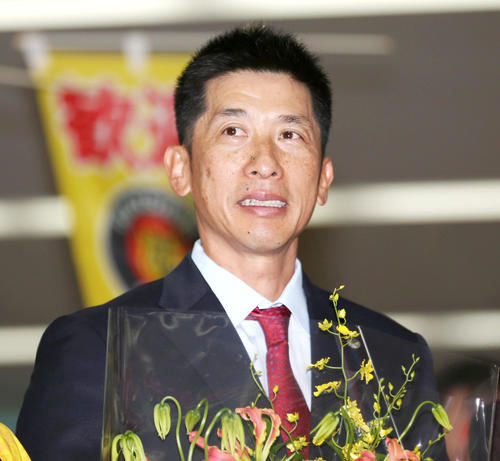 矢野監督は高知龍馬空港に到着し歓迎を受け笑顔を見せる（撮影・上山淳一）