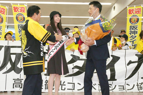 高知龍馬空港に到着した矢野監督（右）は、横山幾夫安芸市長（左）らから歓迎を受ける、中央は安芸市観光キャンペーンレディの今井穂波さん（撮影・上山淳一）