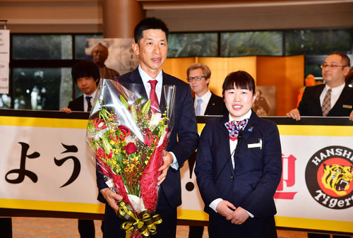 高知のチーム宿舎に到着し歓迎を受ける矢野監督（撮影・清水貴仁）