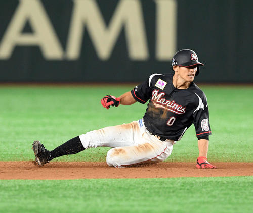 19年8月22日、ロッテ対楽天　7回裏ロッテ無死一塁、荻野は通算200盗塁となる二盗を決める（撮影・滝沢徹郎）