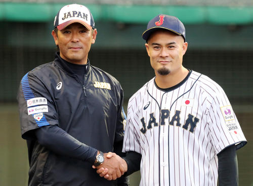 日本対カナダ　試合前、握手を交わす侍JAPAN稲葉監督（左）とラグビー日本代表SO田村（撮影・垰建太）