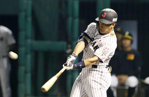 日本対カナダ　4回裏日本無死二塁、右越え適時二塁打を放つ吉田正（撮影・加藤哉）
