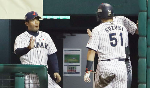 日本対カナダ　4回裏日本無死二塁、二走鈴木は吉田正の右越え適時二塁打で生還しベンチの稲葉監督（左）とタッチする（撮影・加藤哉）