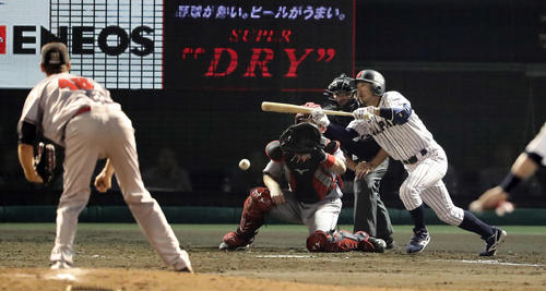日本代表対カナダ代表　5回裏日本代表無死一、二塁、菊池はセフティーバントを決めて内野安打にする。投手リッチモンド（撮影・浅見桂子）