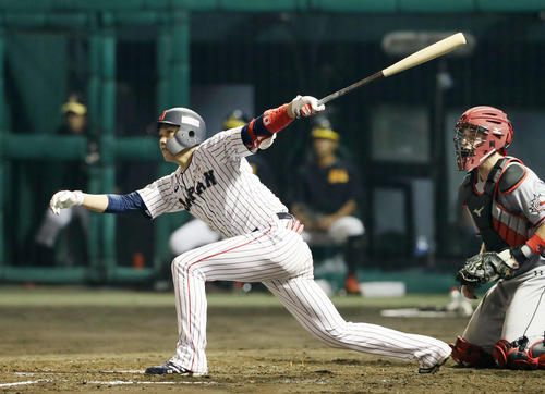 日本対カナダ　5回裏日本無死満塁、左犠飛を放つ坂本勇（撮影・加藤哉）