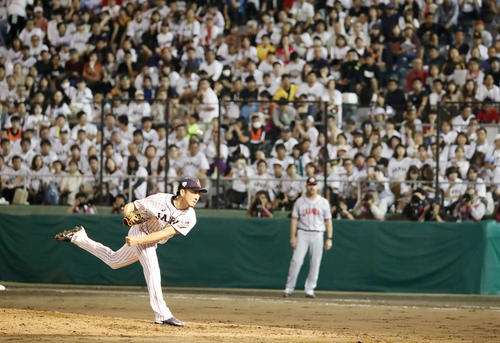 8回表、日本6番手で登板する地元沖縄出身の嘉弥真（撮影・加藤哉）