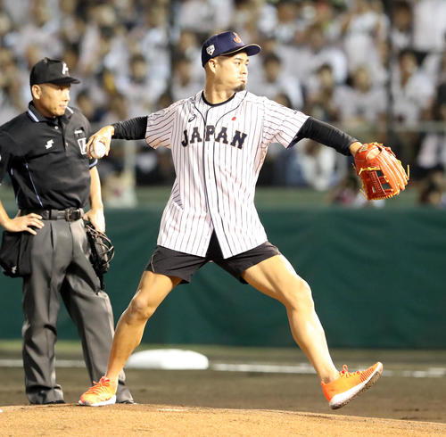 始球式を行うラグビー日本代表の田村（撮影・加藤哉）