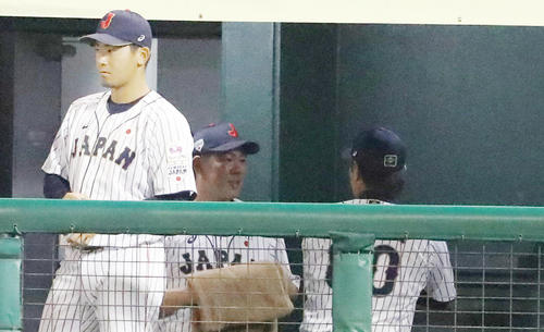 2回表を終え6失点の山口（左）に言葉を掛ける稲葉監督（撮影・加藤哉）