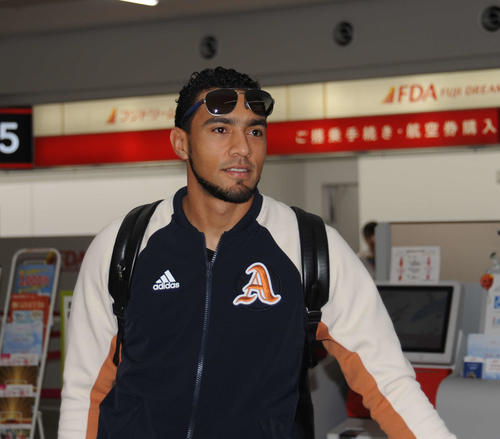 帰国のため福岡空港に姿を見せたロベルト・スアレス投手（撮影・浦田由紀夫）