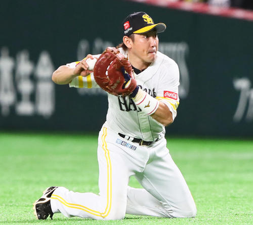 好守備を見せるソフトバンク内川聖一（2019年10月6日）