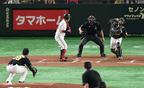 二塁盗塁を試みた若林を刺す梅野（2019年10月10日撮影）