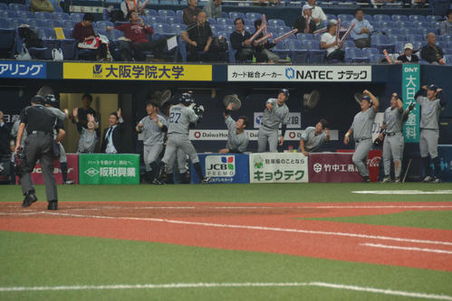 5回、木南了捕手の2ランで喜ぶ日本通運のベンチ