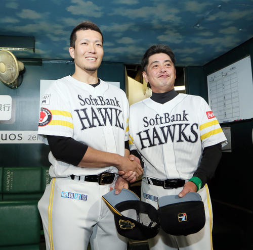 ソフトバンク千賀滉大（左）と工藤監督（2019年10月19日撮影）