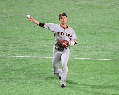 一塁へ送球する巨人坂本勇人