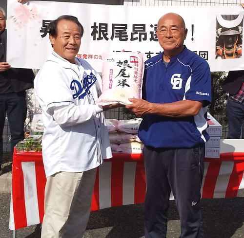 「根尾うすずみ応援団」跡路（あとろ）副団長から根尾米を寄贈される昇竜館・松尾館長（撮影・伊東大介）