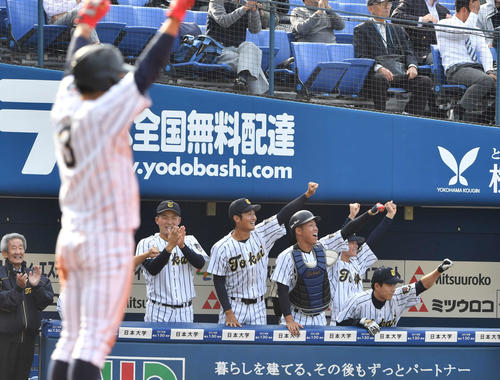 東海大対上武大　8回表東海大2死一、二塁、杉崎の中越え適時三塁打で喜ぶ東海大ナイン（撮影・柴田隆二）