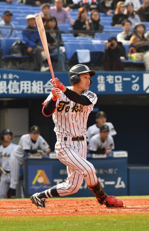 東海大対上武大　7回表東海大1死満塁、藤井健は右翼線に適時二塁打を放つ（撮影・柴田隆二）