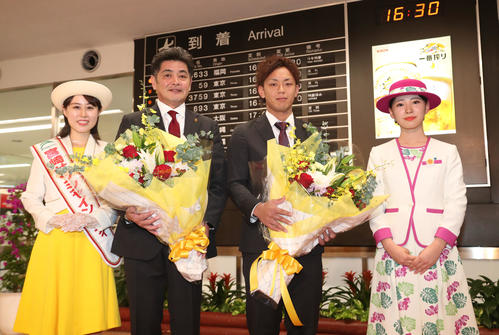 歓迎セレモニーでファンからの歓迎を受けた工藤公康監督と今宮健太（右）（撮影・梅根麻紀）