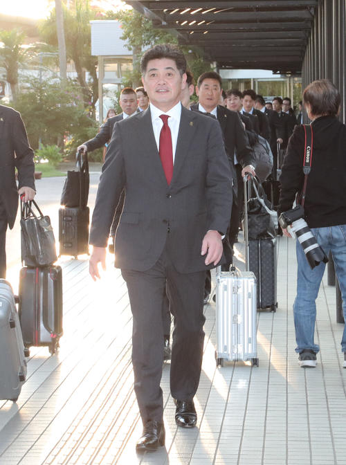 秋季キャンプのため宮崎入りした工藤公康監督（撮影・梅根麻紀）