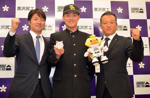 ソフトバンク工藤監督のサイン入りボールを手に笑顔を見せる黒沢尻工・石塚（中央）。右は作山スカウトチーフ補佐、左は福元スカウト（撮影・鎌田直秀）