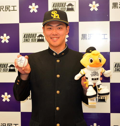 ソフトバンク工藤監督のサイン入りボールとマスコットを手に、笑顔を見せる黒沢尻工・石塚（撮影・鎌田直秀）