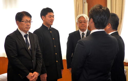 ソフトバンクの指名あいさつを受ける黒沢尻工・石塚（左から2人目）と石橋監督（左端）（撮影・鎌田直秀）