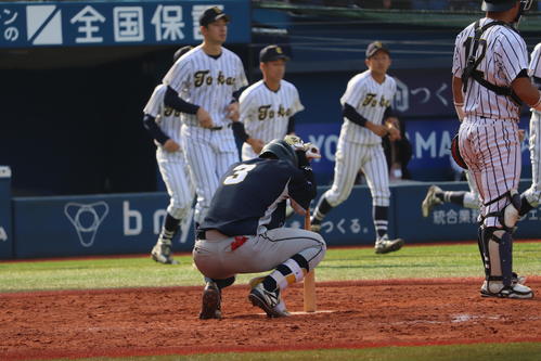 9回2死満塁で三振に倒れしゃがみ込む上武大・工藤（撮影・金子真仁）