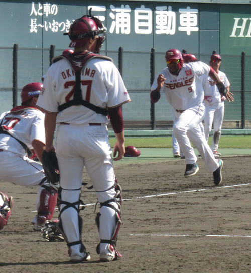 投内連係で三走を務め、本塁を狙う楽天オコエ（右）（撮影・桑原幹久）