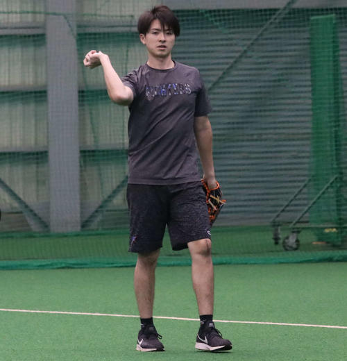 室内練習場でボールを持つ日本ハム上沢（撮影・山崎純一）