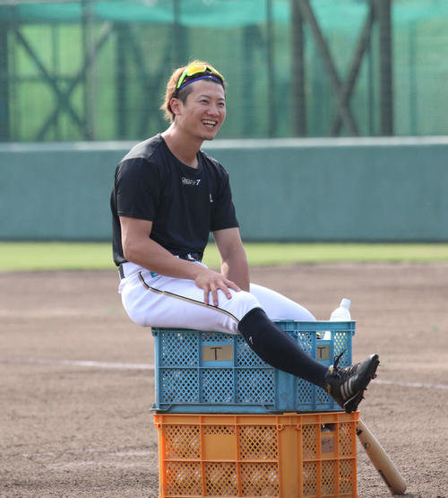 沖縄・国頭の秋季キャンプで笑顔を見せる日本ハム西川（撮影・木下大輔）