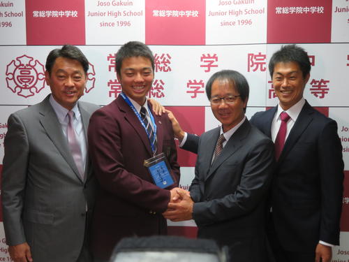 指名あいさつ後、担当の内田スカウト（右から2人目）と握手する巨人3位指名の常総学院・菊田（撮影・久保賢吾）