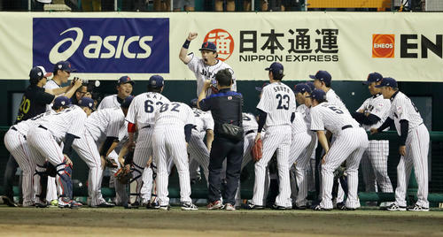 日本対カナダ　ベンチ前で円陣を組むナインの中心でジャンプする松田宣（撮影・加藤哉）