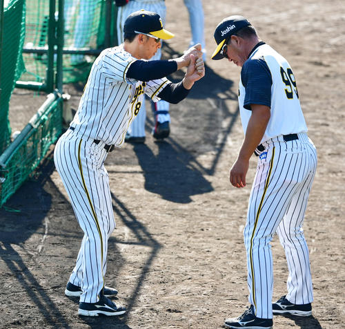 打撃について話し合う矢野耀大監督（左）と井上一樹コーチ（撮影・清水貴仁）