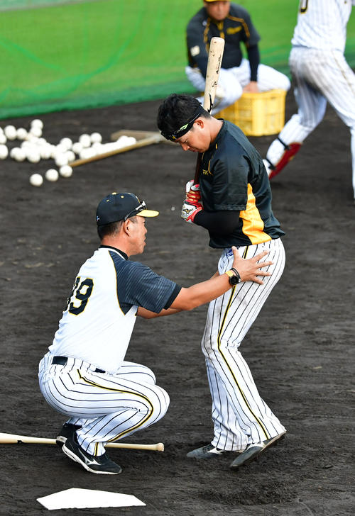 ロングティーを行う大山（右）を指導する井上コーチ（撮影・清水貴仁）
