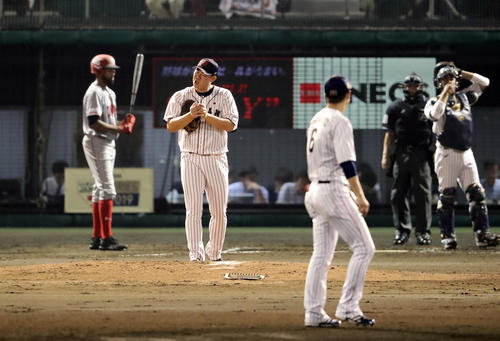 日本代表対カナダ代表　2回表カナダ代表無死一、二塁、打者ポンペイの時、暴投で走者を進め、首をかしげる山口（撮影・浅見桂子）