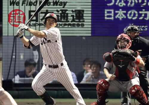 日本代表対カナダ代表　1回裏日本代表無死、遊ゴロに倒れる秋山（撮影・浅見桂子）