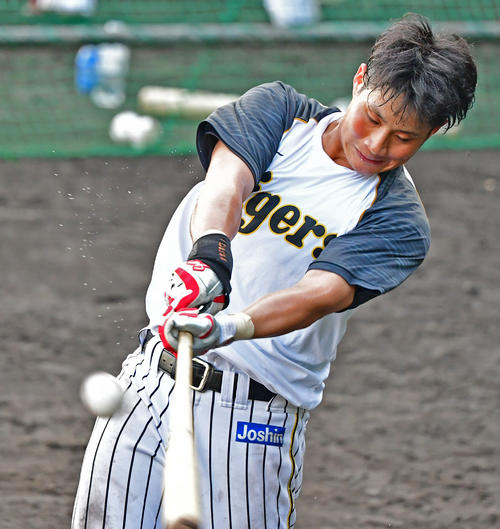 汗を飛ばしながらロングティーを行う木浪聖也（撮影・清水貴仁）