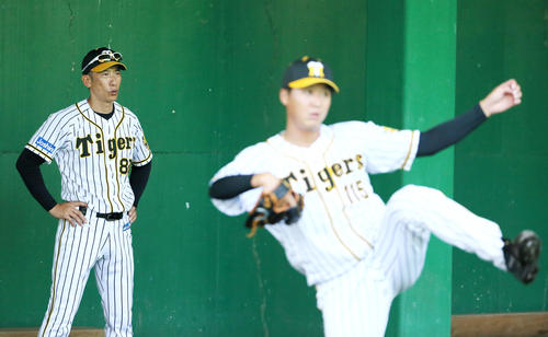 キャンプイン初日、ブルペンで横山（手前）投球を見る矢野監督（撮影・上山淳一）