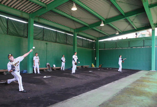 キャンプイン初日、矢野監督（中央）はブルペンをチェックする（撮影・上山淳一）