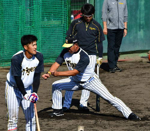 井上コーチの打撃指導を受ける高山（後方）。左は板山（撮影・清水貴仁）