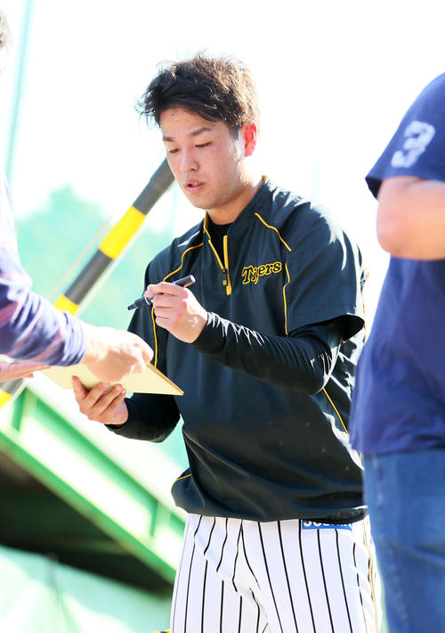 サインをする高橋遥（撮影・上山淳一）