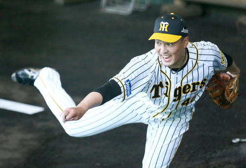 ブルペンで投げ込む秋山拓巳（撮影・上山淳一）